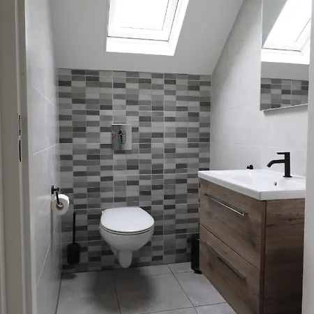 Vakantiewoning Met Overdekte, Voorverwarmde Jacuzzi In Grote Tuin * Ewijk