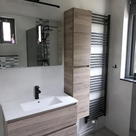 Vakantiewoning Met Overdekte, Voorverwarmde Jacuzzi In Grote Tuin *