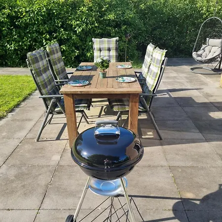 Vakantiewoning Met Overdekte, Voorverwarmde Jacuzzi In Grote Tuin Prázdninový dům