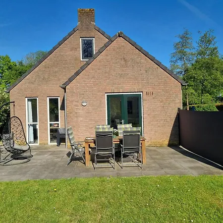 Vakantiewoning Met Overdekte, Voorverwarmde Jacuzzi In Grote Tuin *