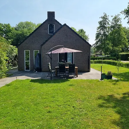 Dom wakacyjny Vrijstaande Woning Met Grote Zonnige Tuin Met Jacuzzi *