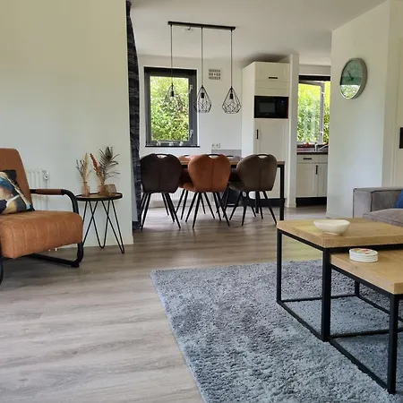 Vakantiewoning Met Overdekte, Voorverwarmde Jacuzzi In Grote Tuin Ewijk