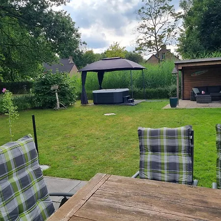 Vakantiewoning Met Overdekte, Voorverwarmde Jacuzzi In Grote Tuin * Ewijk