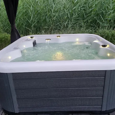 Vakantiewoning Met Overdekte, Voorverwarmde Jacuzzi In Grote Tuin