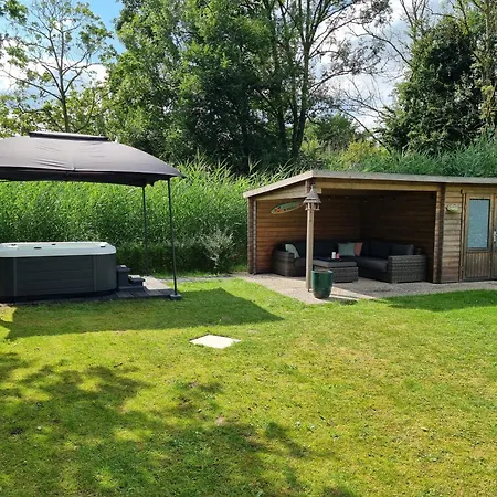 Vakantiewoning Met Overdekte, Voorverwarmde Jacuzzi In Grote Tuin Holiday home Ewijk