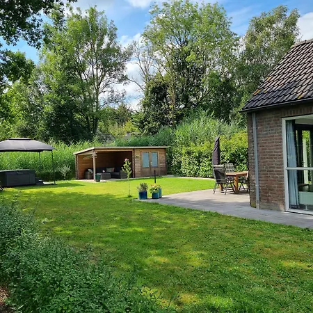 Vakantiewoning Met Overdekte, Voorverwarmde Jacuzzi In Grote Tuin