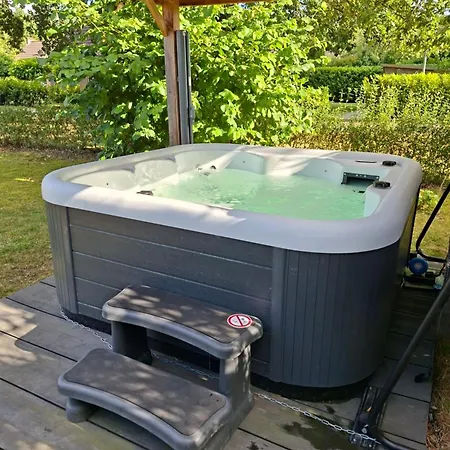 Prázdninový dům Vakantiewoning Met Overdekte, Voorverwarmde Jacuzzi In Grote Tuin