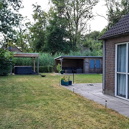 Vakantiehuis Vakantiewoning Met Overdekte, Voorverwarmde Jacuzzi In Grote Tuin *
