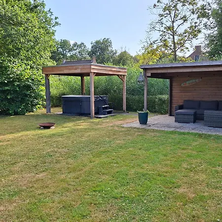 Vakantiewoning Met Overdekte, Voorverwarmde Jacuzzi In Grote Tuin *