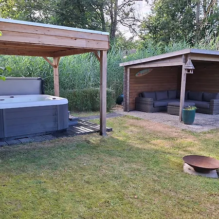 Vakantiewoning Met Overdekte, Voorverwarmde Jacuzzi In Grote Tuin Ewijk