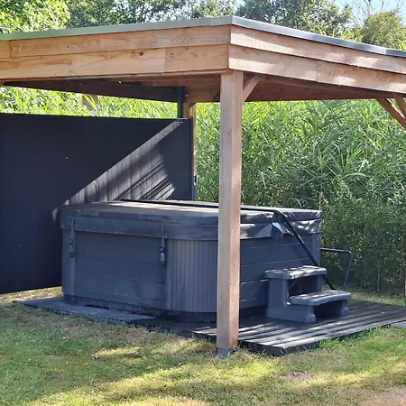 Prázdninový dům Vakantiewoning Met Overdekte, Voorverwarmde Jacuzzi In Grote Tuin Ewijk