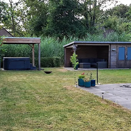 Vakantiewoning Met Overdekte, Voorverwarmde Jacuzzi In Grote Tuin *