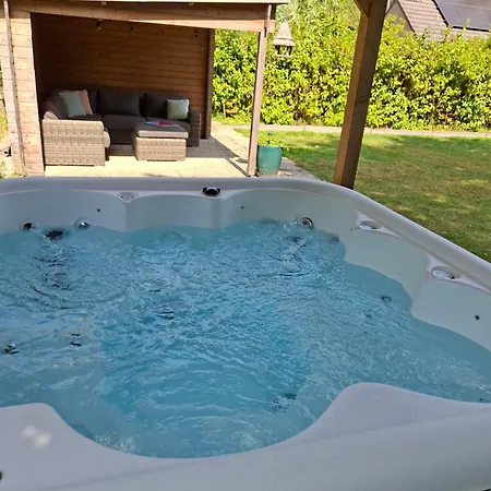 Vakantiewoning Met Overdekte, Voorverwarmde Jacuzzi In Grote Tuin Ewijk