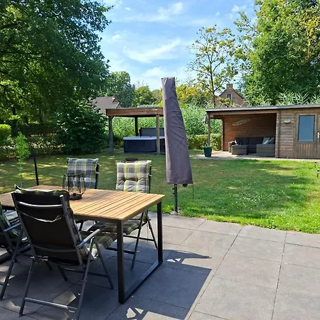 Vakantiewoning Met Overdekte, Voorverwarmde Jacuzzi In Grote Tuin