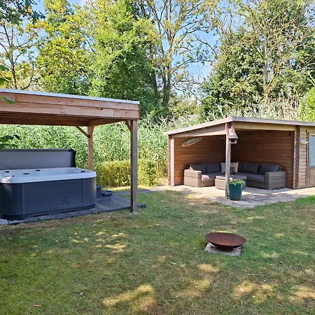 Vakantiewoning Met Overdekte, Voorverwarmde Jacuzzi In Grote Tuin Prázdninový dům
