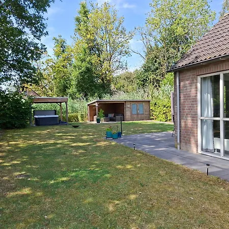 Prázdninový dům Vakantiewoning Met Overdekte, Voorverwarmde Jacuzzi In Grote Tuin Ewijk