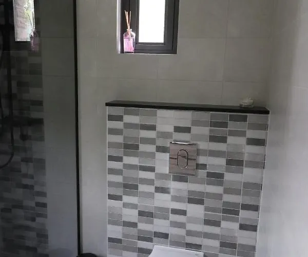 Dom wakacyjny Vrijstaande Woning Met Grote Zonnige Tuin Met Jacuzzi Ewijk