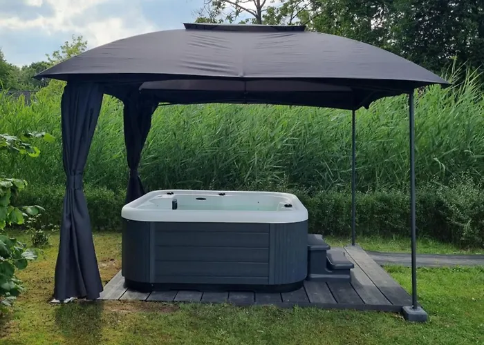 Dom wakacyjny Vrijstaande Woning Met Grote Zonnige Tuin Met Jacuzzi Ewijk