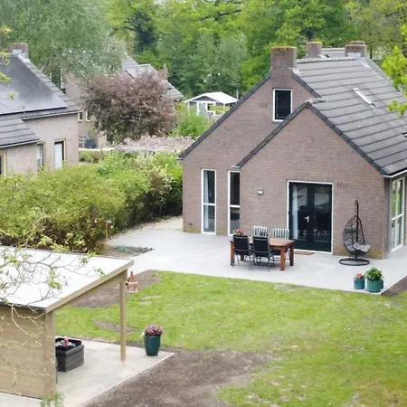 Woning Met Voorverwarmde, Overdekte Jacuzzi In Grote Tuin בית נופש