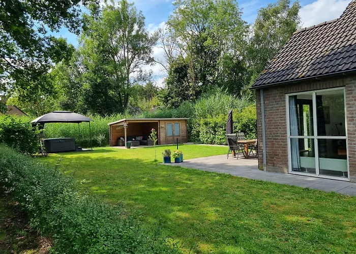 Vrijstaande Woning Met Grote Zonnige Tuin Met Jacuzzi